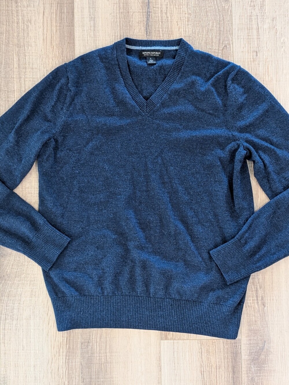 Banana Republic 100% Merino Wool V-Neck Sweater Men's Large Blue Extra Fine